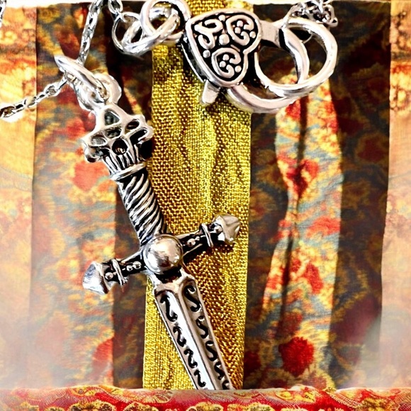 Dungeons and Dragons necklace. Dungeons and dragons themed jewelry. Rogue - Picture 9 of 17